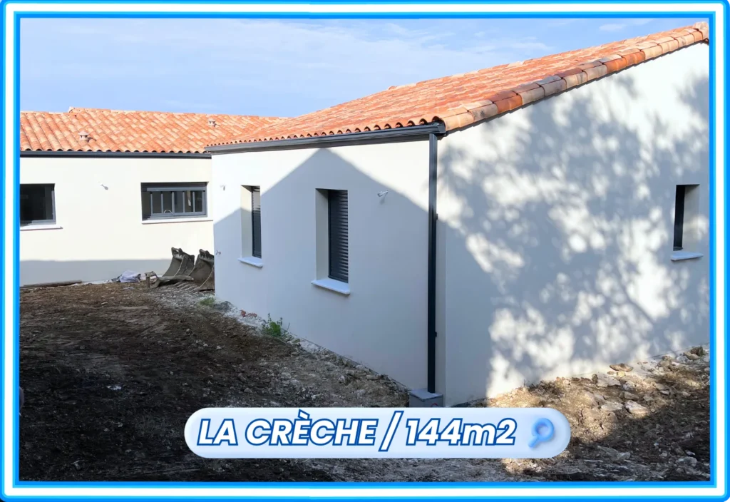 Façade maison neuve traditionnelle enduit blanc et tuiles